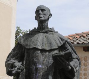 Estatua de San Juan de la Cruz erigida en Avila.